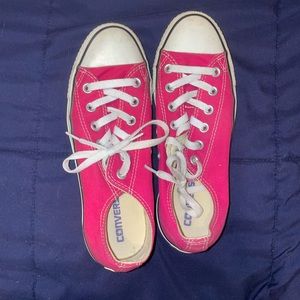 Women’s 8 converse. Dark pink color.